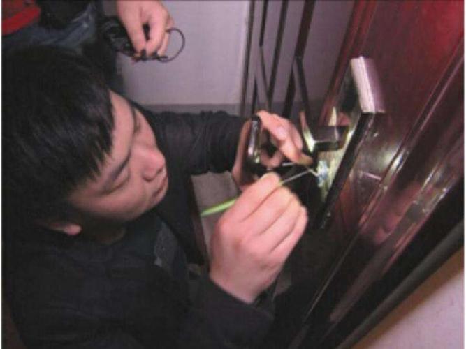 深圳开锁换锁修锁-安装指纹锁-全天24小时上门服务